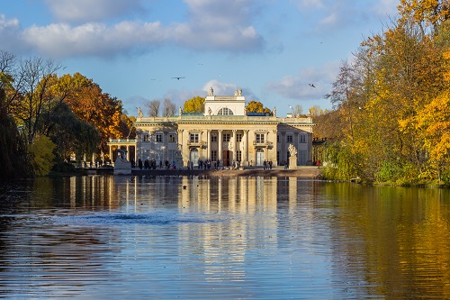 Palazzo sull'acqua nel Parco Reale Lazienki, autunno
